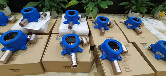 深國安出貨固定式粉塵檢測儀和氣體報(bào)警控制器實(shí)拍現(xiàn)場