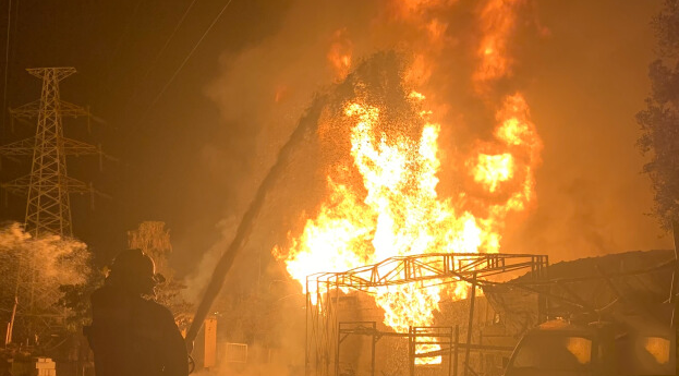 廣州增城一油罐起火，罐體內(nèi)約5噸汽油，現(xiàn)場(chǎng)燃燒火光沖天