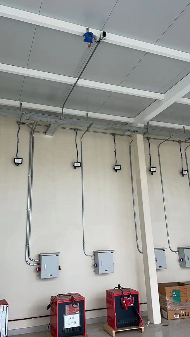 叉車充電樁氫氣報警器安裝現(xiàn)場
