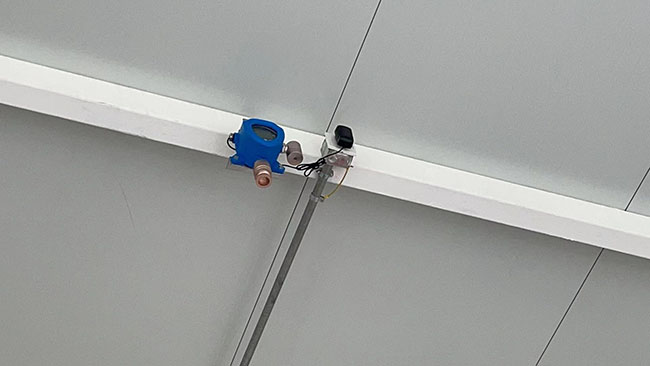 叉車充電樁氫氣報警器安裝現(xiàn)場