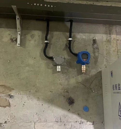 固定式氦氣泄漏檢測儀使用現(xiàn)場圖